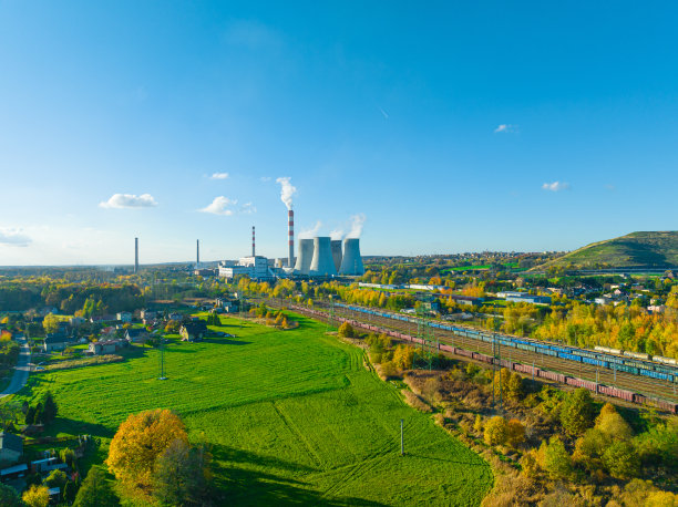一个有巨大烟囱的发电厂，从无人机上，从空中看。图片下载