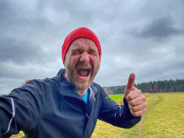 带着红帽子在森林里奔跑的快乐男人图片下载