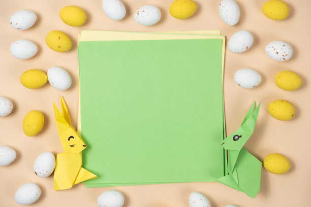 快乐复活节-布局与文本中心的空间，复活节兔子折纸和鸡蛋，俯视图图片下载