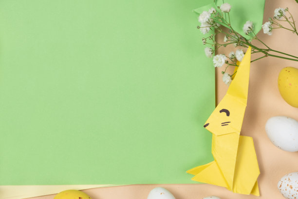 快乐复活节-布局与文本空间，复活节兔子折纸，俯视图图片下载