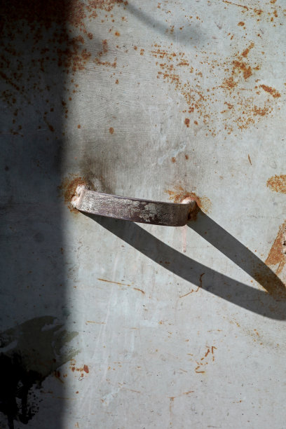 房子的生锈的旧金属门图片下载