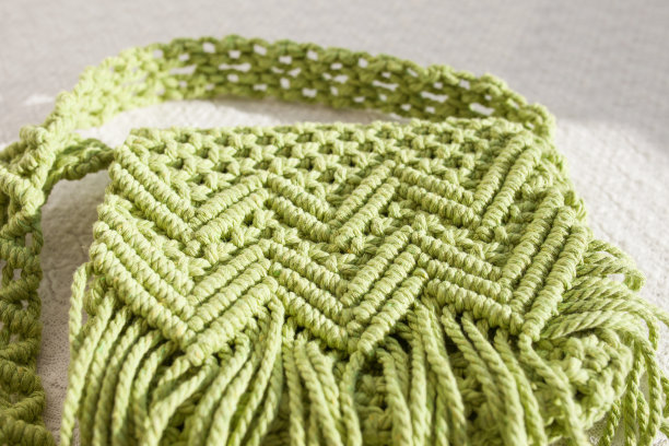 手工编织流苏棉ross-body包。女性用棉绳环保袋。斯堪的纳维亚风格的包。颜色淡绿色，配饰时尚可持续。细节。特写图像图片下载