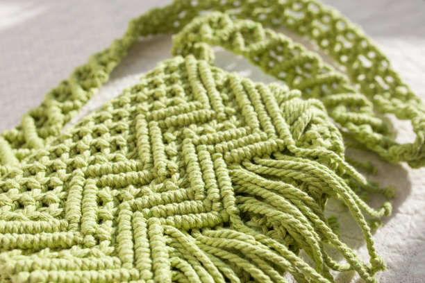 手工编织流苏棉ross-body包。女性用棉绳环保袋。斯堪的纳维亚风格的包。颜色淡绿色，配饰时尚可持续。细节。特写图像图片下载