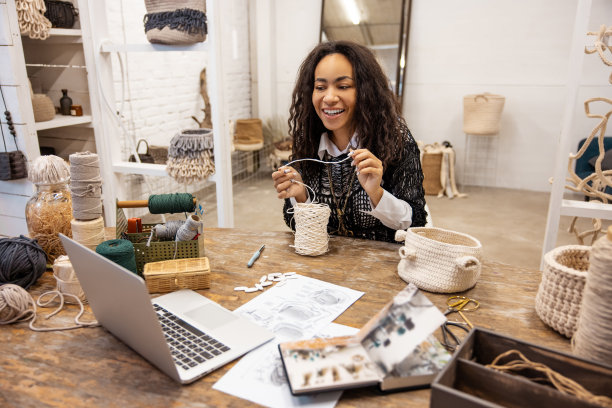 快乐的工匠拍摄编织视频博客为她的在线观众图片下载