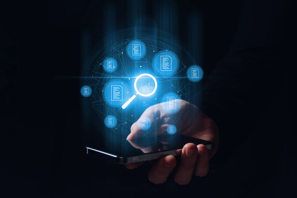 手持智能手机的人主导着电子文件的搜索和验证。全息图图形。图片下载