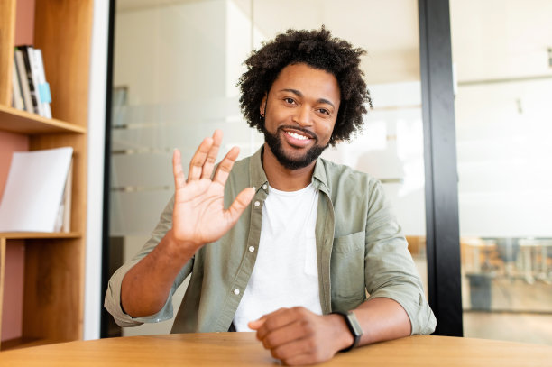 网络摄像头查看快乐的年轻非裔美国男性同事的截图图片下载