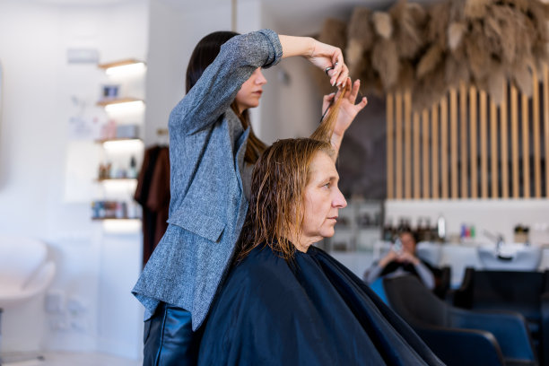 理发师为高级客户理发图片下载