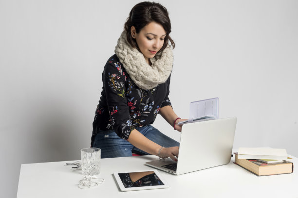 微笑的时装设计师在创意办公室的笔记本电脑上工作图片下载