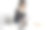 微笑的时装设计师在创意办公室的笔记本电脑上工作图片下载