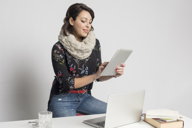 微笑的时装设计师在创意办公室的笔记本电脑上工作图片下载