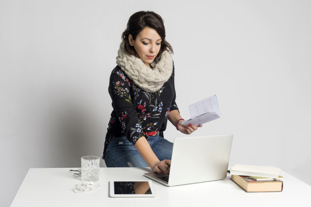 微笑的时装设计师在创意办公室的笔记本电脑上工作图片下载