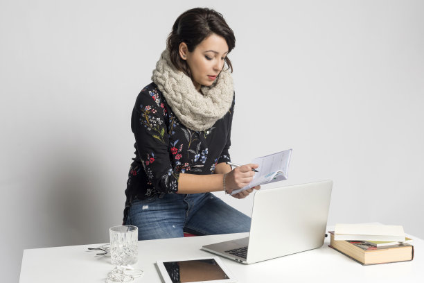 微笑的时装设计师在创意办公室的笔记本电脑上工作图片下载