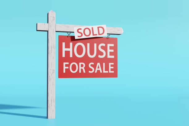 房屋出售标志杆与出售标签在青色背景。说明销售房屋物业的概念及房地产代理图片下载