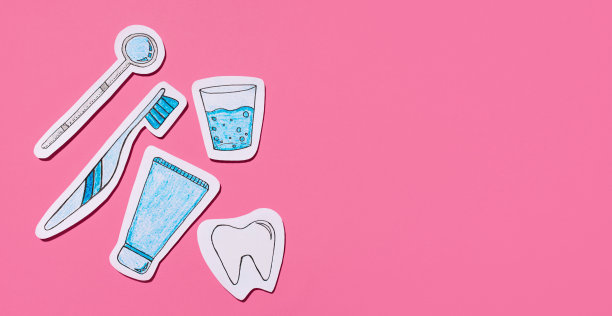 牙科的概念。设置为牙科护理剪纸在粉红色的背景。牙医的检查。平铺，俯视图。横幅。副本的空间。图片下载