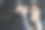 一个美丽的拉丁女孩看着镜子，为自己化妆图片下载