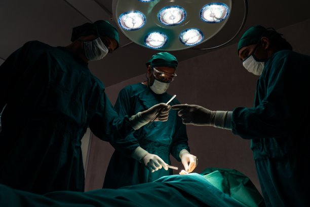 手术小组在无菌手术室给病人做手术。图片下载