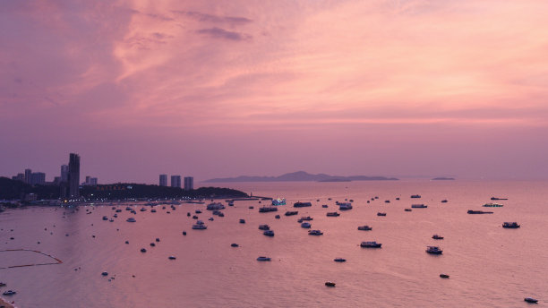在泰国芭提雅海滩的黄昏时分，美丽的日落与热带天空的航拍照片图片下载