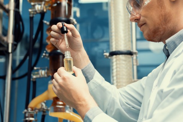 科学家或药剂师在实验室提取大麻二酚油作药用用途图片下载