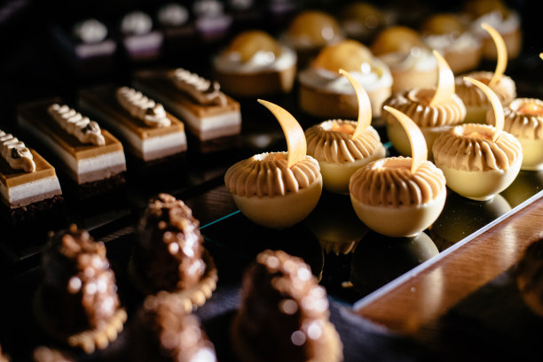 糕点店橱窗里陈列着各种糕点。图片下载