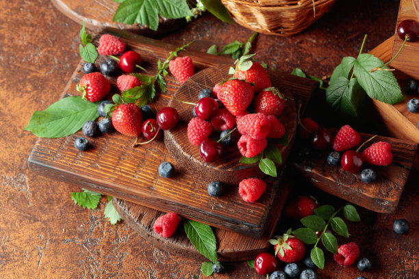 什锦带叶的新鲜浆果。图片下载