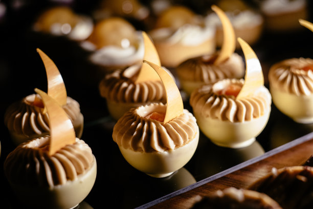 时髦的白巧克力慕斯蛋糕。法国甜点。迷你胡萝卜蛋糕图片下载