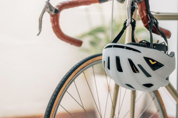 戴上自行车头盔，骑行安全运动图片下载