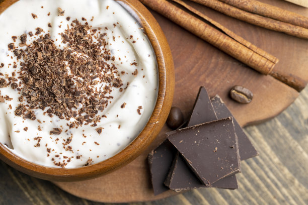 由奶油加上巧克力块和巧克力碎屑制成的酸奶图片下载