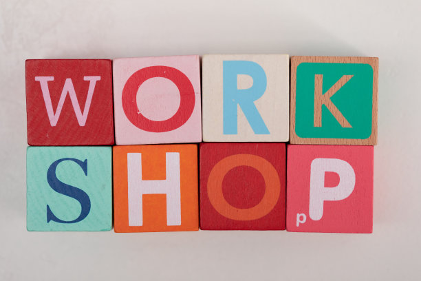 彩色木立方体的文字研讨会特写图片下载