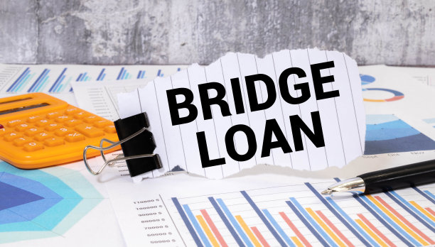 经营理念。顶视图的记事本与文本桥贷款的木制背景。图片下载