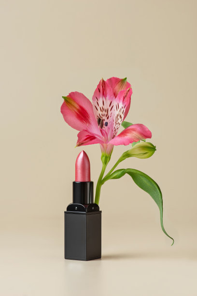 粉色口红，米色背景上有花朵图片下载