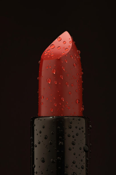 红色口红，黑色底色上有水滴图片下载