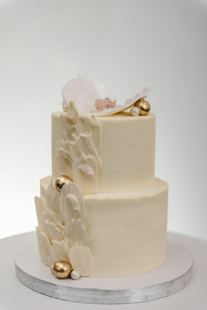 时尚蛋糕与数字天使。庆典洗礼概念。白色照片墙上的生日派对招待会。美味的接待。特写镜头。图片下载