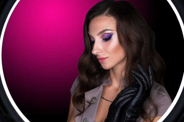 一个年轻的黑发女孩的女性肖像与美丽的晚上化妆。这个女孩手上戴着手套图片下载