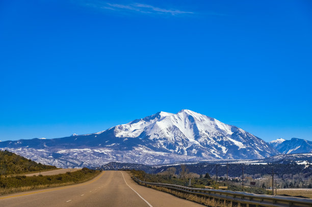 以美丽的雪山和蓝天为背景的科罗拉多高速公路图片下载