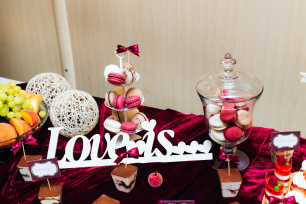 糖果酒吧。桌上有很多五颜六色的甜点。透明的站图片下载