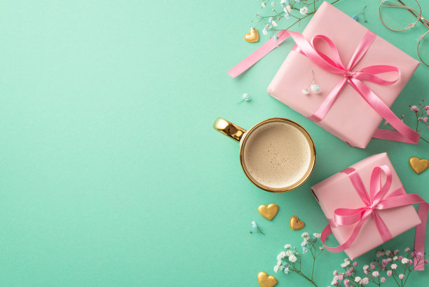 母亲节的概念。顶部视图照片粉红色礼盒与丝带蝴蝶结一杯新鲜的咖啡金心玻璃杯和吉卜草花孤立的蓝绿色背景与空白图片下载