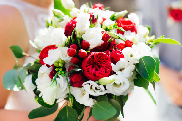 新娘手捧一束美丽的玫瑰图片下载