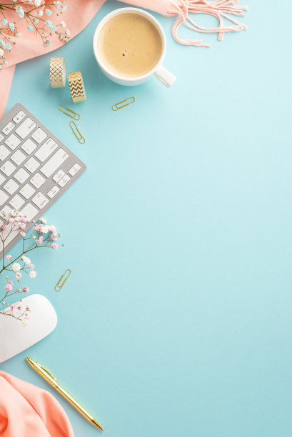 你好，春天概念。俯视图垂直照片的杯子热饮键盘电脑鼠标金色文具的gypsophila花和粉红色舒适格纹在孤立的浅蓝色背景与复制空间图片下载