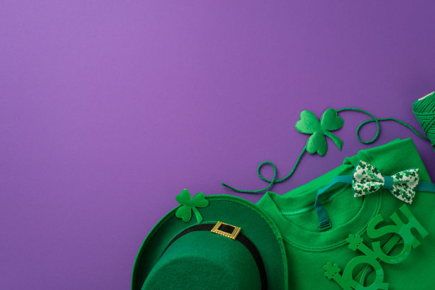 圣帕特里克节的概念。顶部视图照片的绿色套头衫爱尔兰派对眼镜妖精帽蝴蝶结线轴的麻绳和三叶草孤立的紫罗兰背景与复制空间图片下载