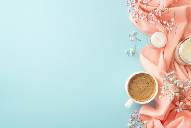 你好，春天概念。顶部视图照片杯新鲜的咖啡蜡烛在眼镜吉思兰花和粉红色软格子上孤立的粉彩蓝色背景与空白图片下载