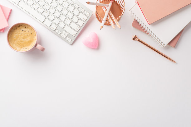 情人节的概念。顶视图照片的工作站键盘笔记本堆叠铅笔支架钢笔心形蜡烛和杯泡沫咖啡在孤立的白色背景与复制空间图片下载