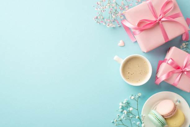 母亲节的概念。顶部视图照片粉红色礼盒与蝴蝶结盘与马卡龙咖啡杯小心脏和吉卜草花在孤立的淡蓝色背景与空白空间图片下载