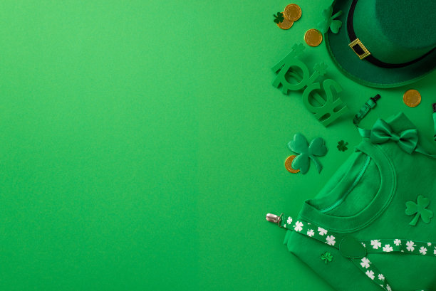 圣帕特里克节服装概念。俯视图照片绿色套头衫爱尔兰政党眼镜妖精头饰背带蝴蝶结金币和三叶草孤立的绿色背景与空白图片下载