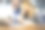 现代幸福的年轻夫妇用智能手机和笔记本电脑一起工作。在咖啡馆或联合办公空间，一男一女在办公桌前使用电脑和电话的快乐照片。网上商务人士图片下载