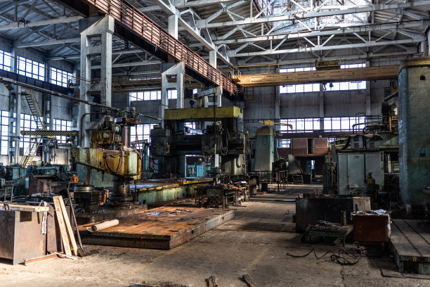 废弃机械厂的旧设备、机器、工具图片下载