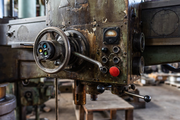 废弃机械厂的旧设备、机器、工具图片下载