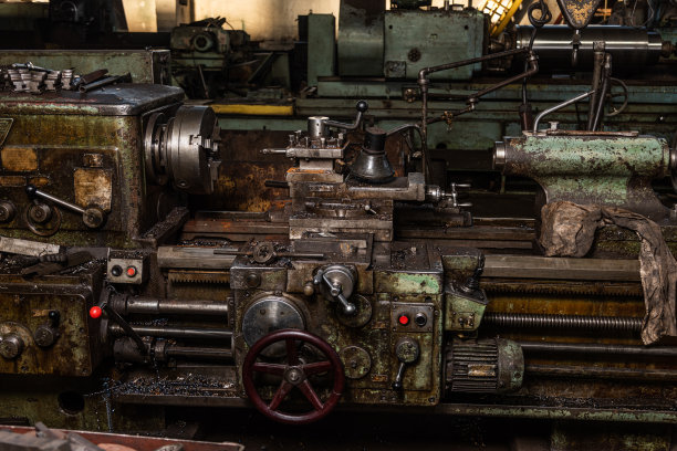 废弃机械厂的旧设备、机器、工具图片下载