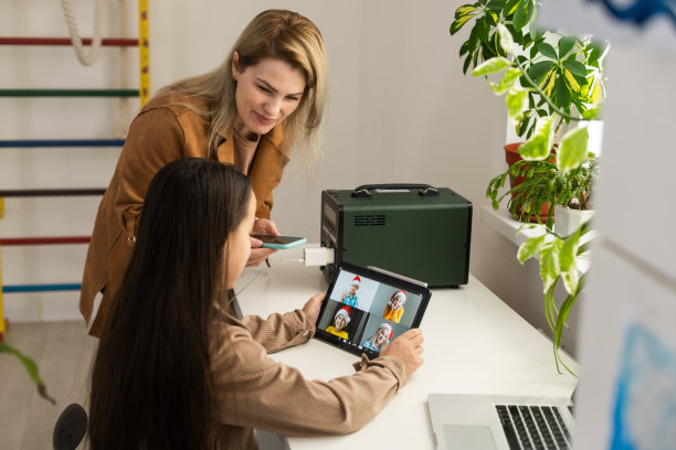 母女俩使用便携式充电站图片下载