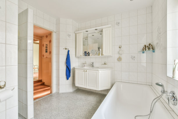 一间带有浴缸和水槽的白色浴室图片下载