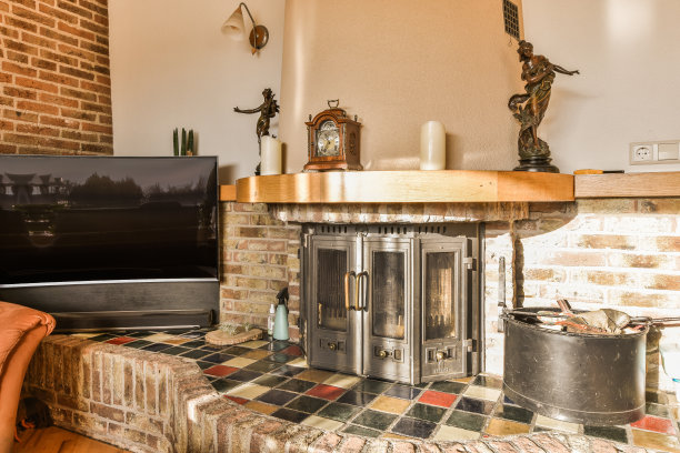 一间带砖砌壁炉和电视的客厅图片下载